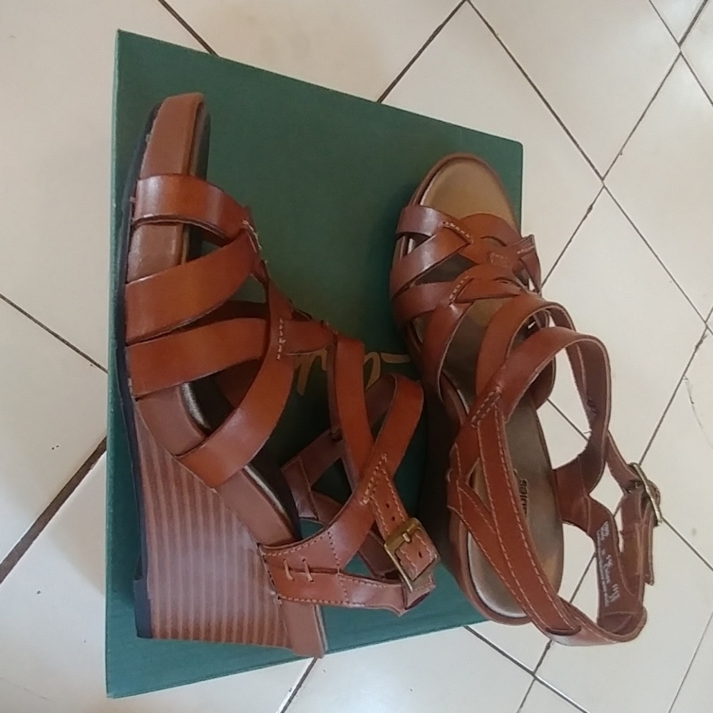 *NWT* clarks bendables tan sandal wedge